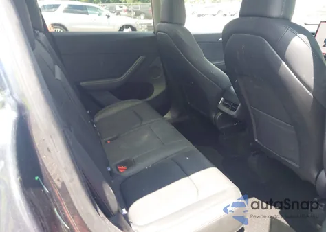 2024 Tesla Model Y Long Range Dual Motor All-Wheel Drive/Rwd z USA, uszkodzony, nr VIN 7SAYGDED2RA310411